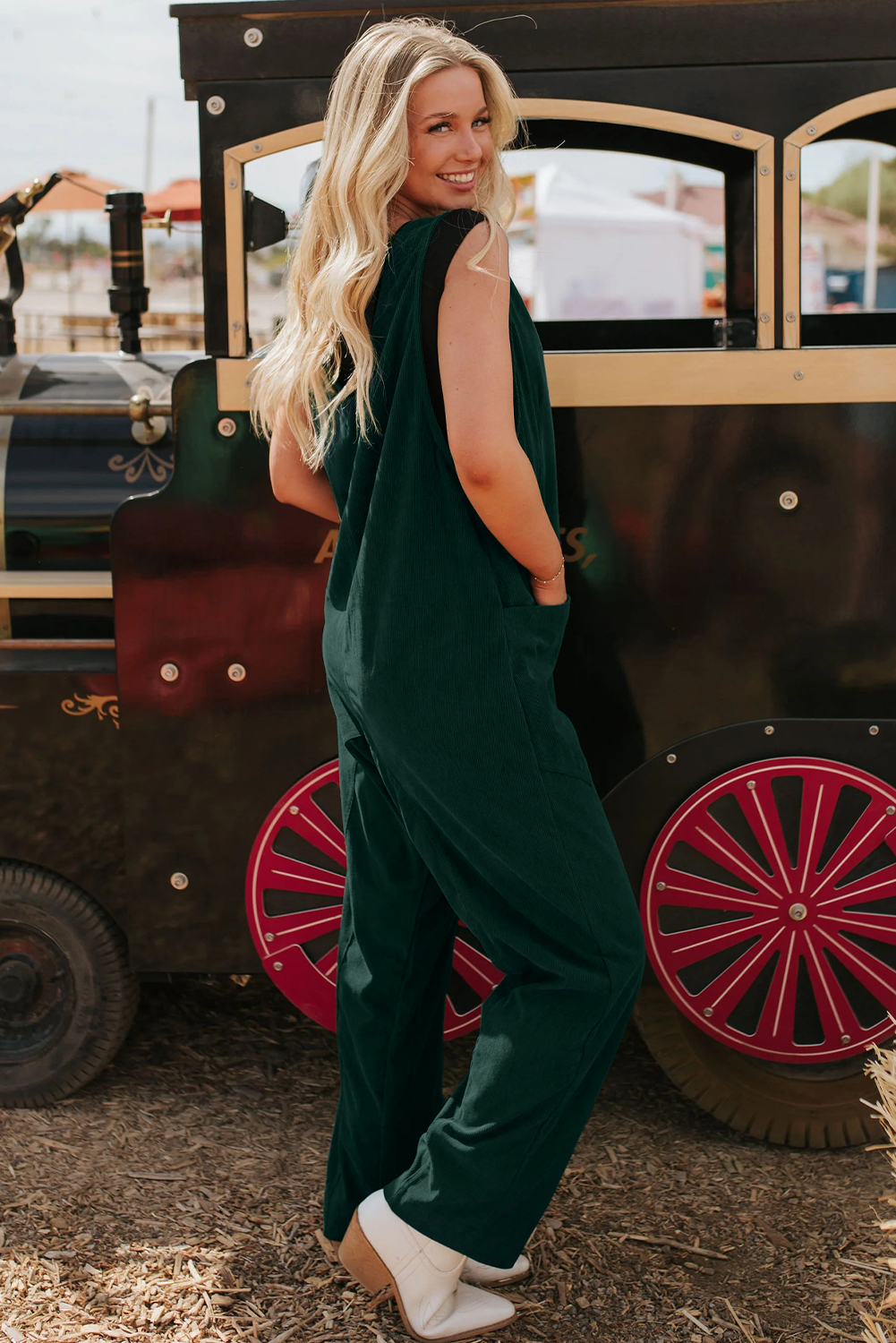 Stylish and Comfortable Sleeveless Corduroy Jumpsuit with Pocket Detail - Detail View 3