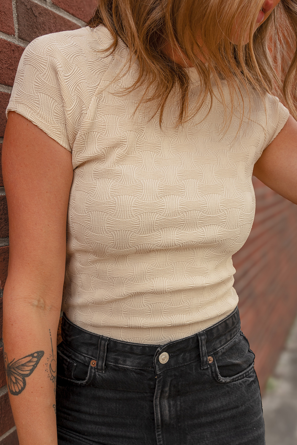 Elastic and Breathable Women's Crew Neck T-Shirt - Perfect for Summer - Detail View 3