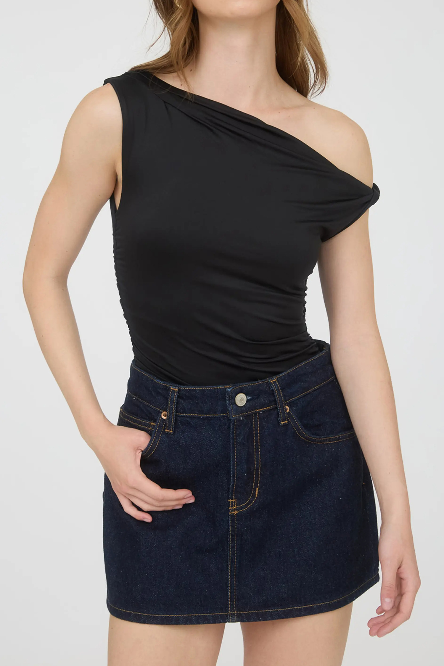Modern Women's Sleeveless Tank Top – Black Solid Color Viscose Blend Off the Shoulder Slim Top - Detail View 5
