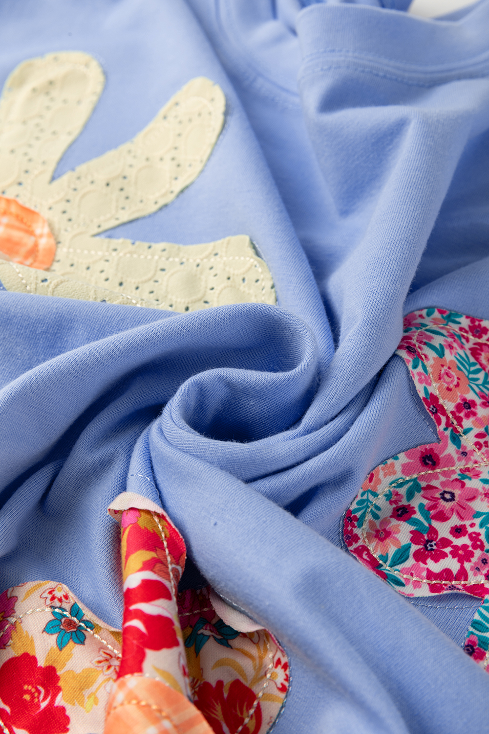 Casual Summer T-Shirt: Unique Floral Patch Design and Modern Exposed Stitching - Detail View 10
