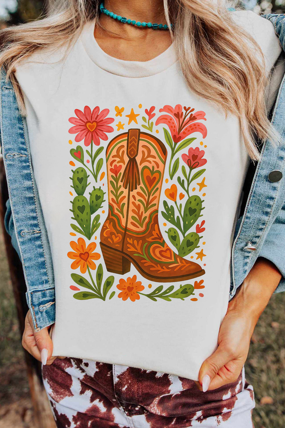 Stylish Western Graphic Tee: White Cotton Blend with Boot and Flower Print - Detail View 2