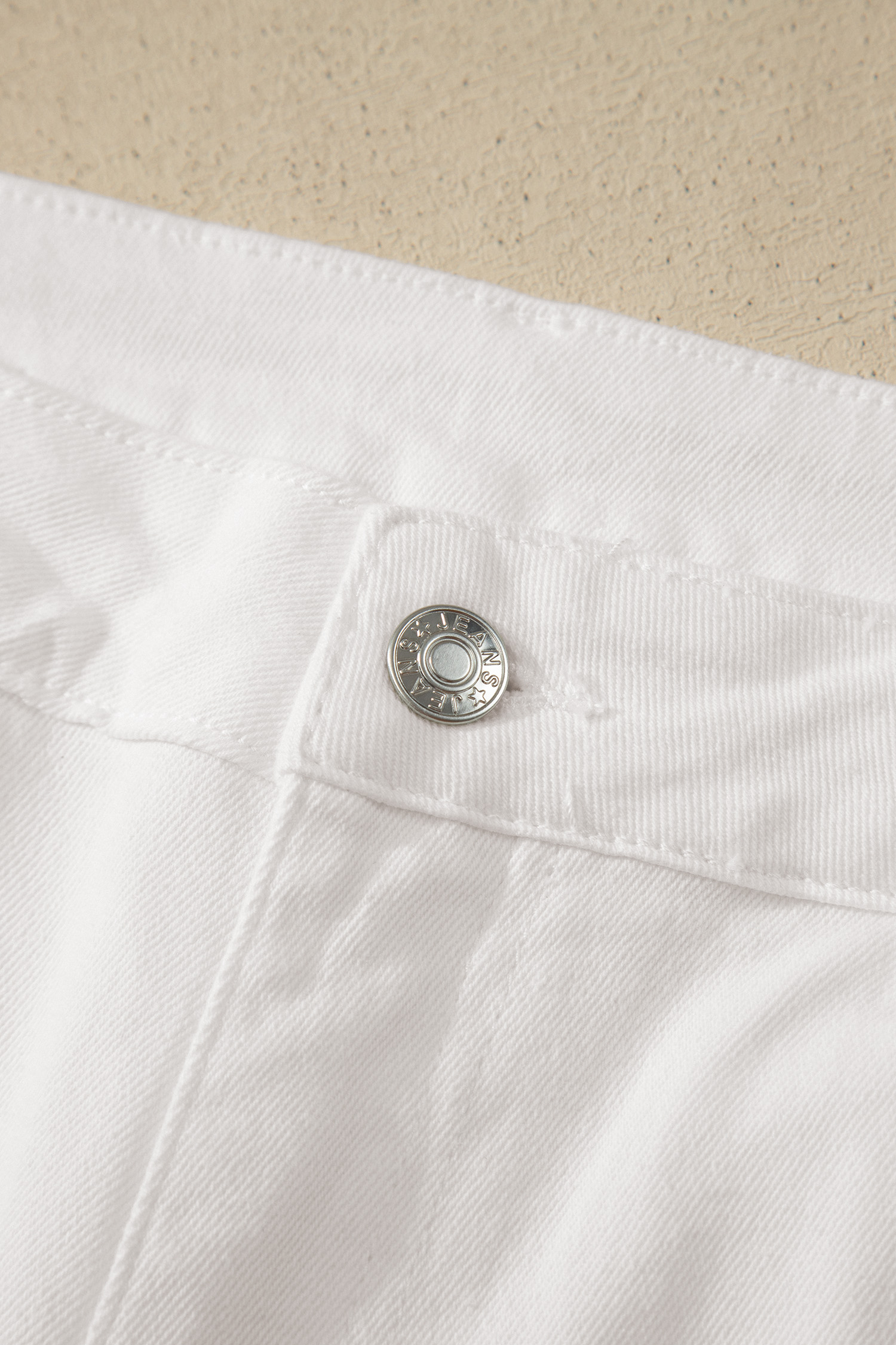 Women's White Stretch Denim Bermuda Shorts – High Waist Cotton Blend Summer Style - Detail View 8