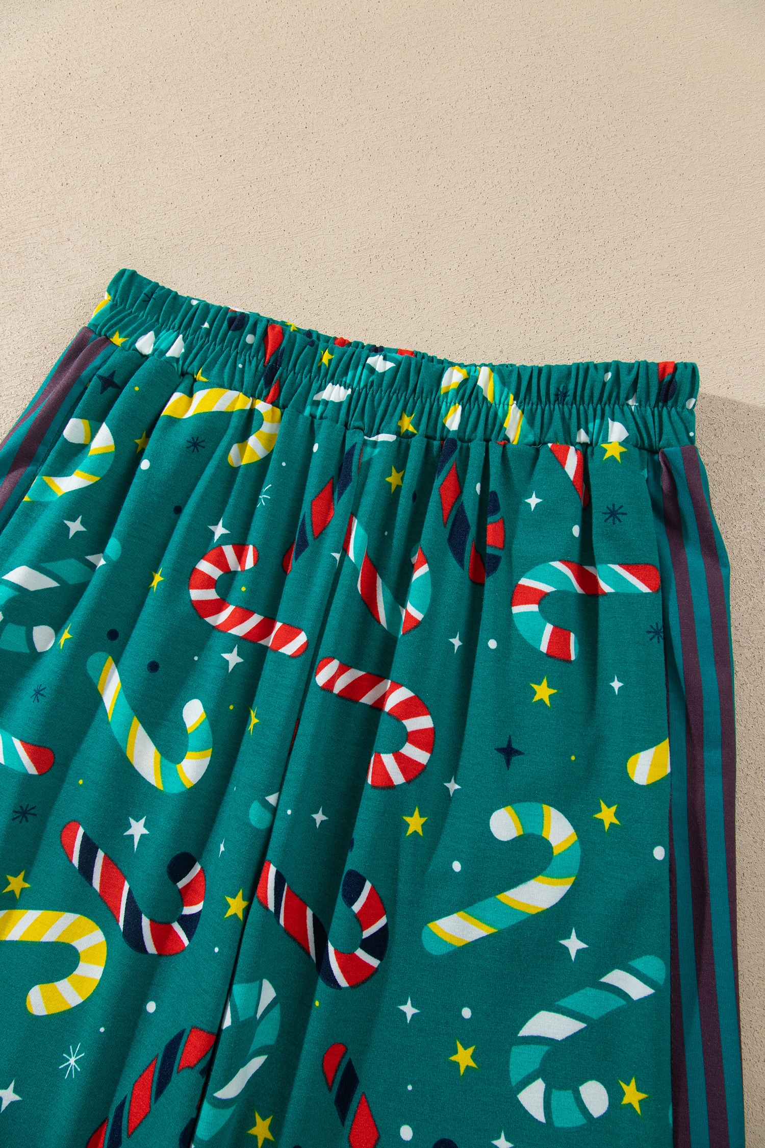 Green Christmas Lounge Set, Abstract Print Two Piece - Detail View 14